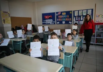 Öğrenciler karnelerini alarak yarıyıl tatiline "Merhaba" dedi