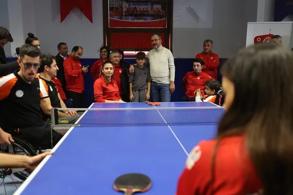 1670078898964.jpeg Bakan Kasapoğlu’ndan Dünya Engelliler Günü’nde para masa tenisçilere sürpriz! Milli sporcu ile masa tenisi maçı yaptı - 3