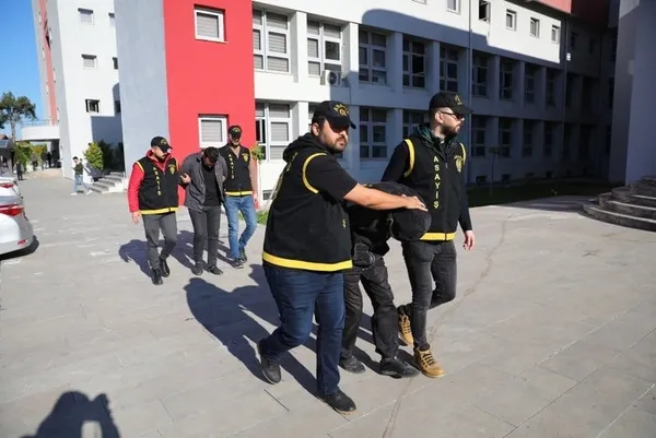 adanada-kan-donduran-olay-kanser-hastasi-yasli-kadini-once-bayiltana-kadar-dovdu-ardindan-altinlarini-caldi-1672649991823.jpg Adana’da kan donduran olay! Kanser hastası yaşlı kadını önce bayıltana kadar dövdü ardından altınlarını çaldı - 9