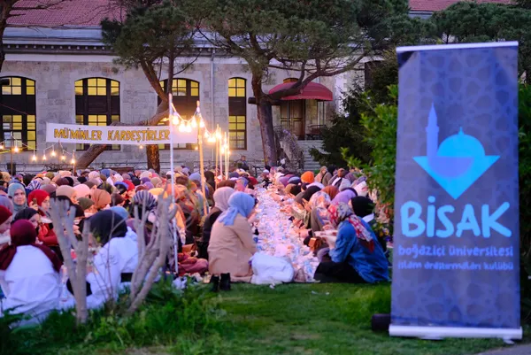Boğaziçi Üniversitesi'nde 3 yıl sonra iftar programı! Binlerce genç katıldı - 3