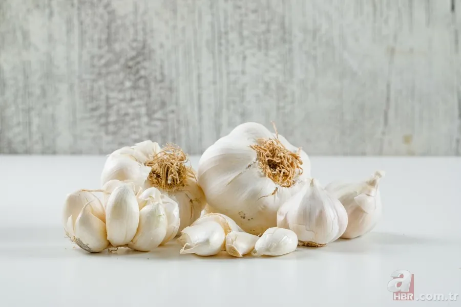 Sarımsağı soyup kabuklarını atıyor musunuz? Bir daha düşünün: Faydalarını duyunca şaşıracaksınız 1