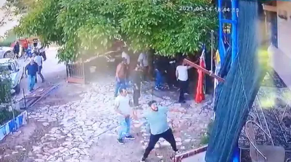 1621092794843.jpg Burdur'da dehşeti yaşadılar! Evi ve arabasını parçaladılar - 2