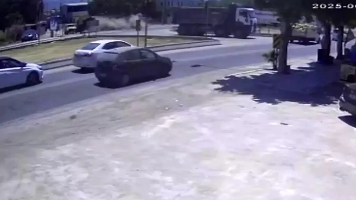 Havada metrelerce uçan otomobil 2 araca çarparak durabildi