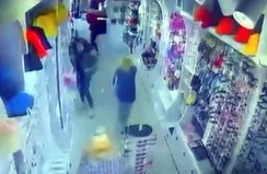 İki kadının silahlı kavgası! Dükkan birbirine girdi