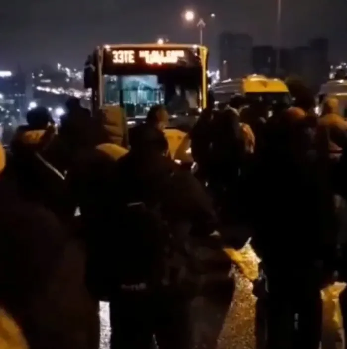 Son dakika: İstanbulluların İETT çilesi: Yine yolda bıraktı! Sabah karanlığında otoyol kenarında beklediler - 3