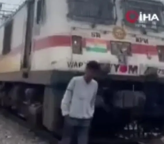 hindistanda-tehlikeli-video-sosyal-medya-ugruna-olumden-dondu-1662637956122.jpg Hindistan’da tehlikeli video! Sosyal medya uğruna ölümden döndü - 1