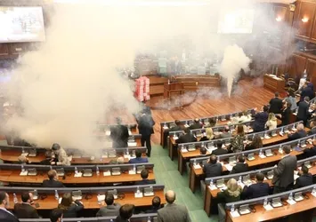 Kosova meclisinde gaz bombası atıldı