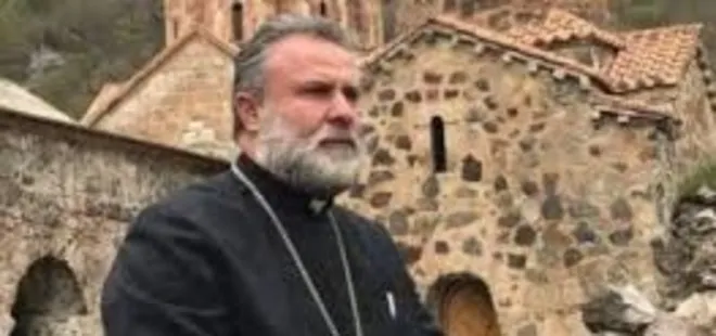 Savaş öncesi silah gösteren Ermeni papaz: Eğer isterlerse müzakere masasına otururuz