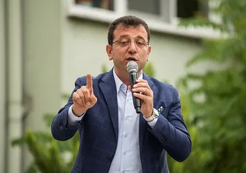 Tek ayak üstünde kırk yalan söylüyor!