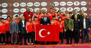 Bakan Bak, milli güreşçileri tebrik etti