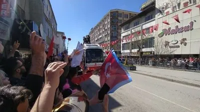 Erdoğan’a Van’da karanfilli karşılama