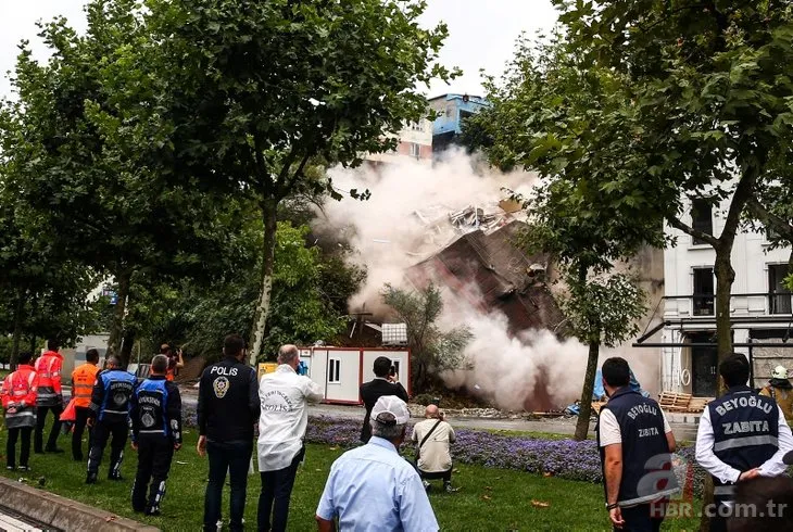 Beyoğlu’ndaki bina çöktü
