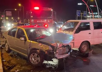 Karaman'da 3 otomobil kaza yaptı: 1 yaralı