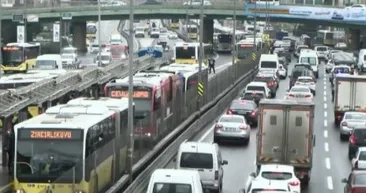 Bakırköy’de arıza yapan metrobüs uzun kuyruklara sebep oldu! Vatandaş yine mağdur