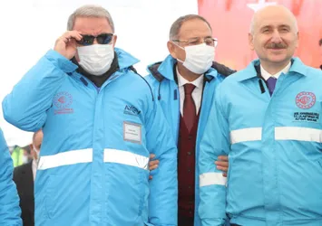 Ulaştırma ve Altyapı Bakanı Adil Karaismailoğlu ile Milli Savunma Bakanı Hulusi Akar tramvay hattı ilk ray kaynak törenine katıldı