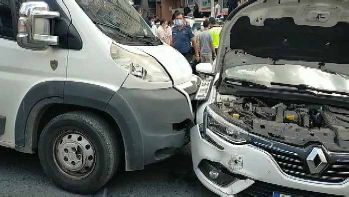 Son dakika: Sultangazi'de servis aracı okul önünde bekleyen öğrenci ve velilere çarptı: 4 yaralı - 2