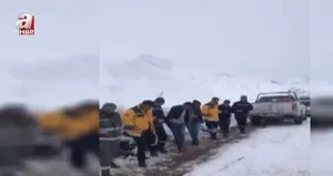 Sevinçten halay çektiler