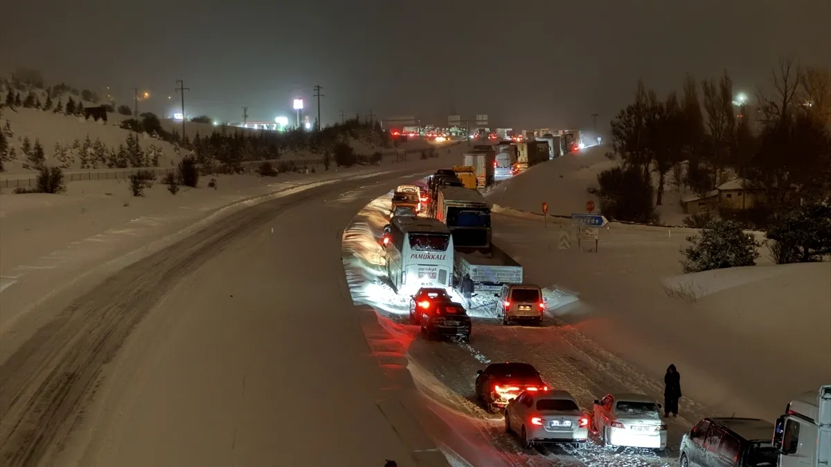 Yoğun kar yağışı ulaşımı felç etti! Bolu'da Gerede-Karabük kara yolu kapandı