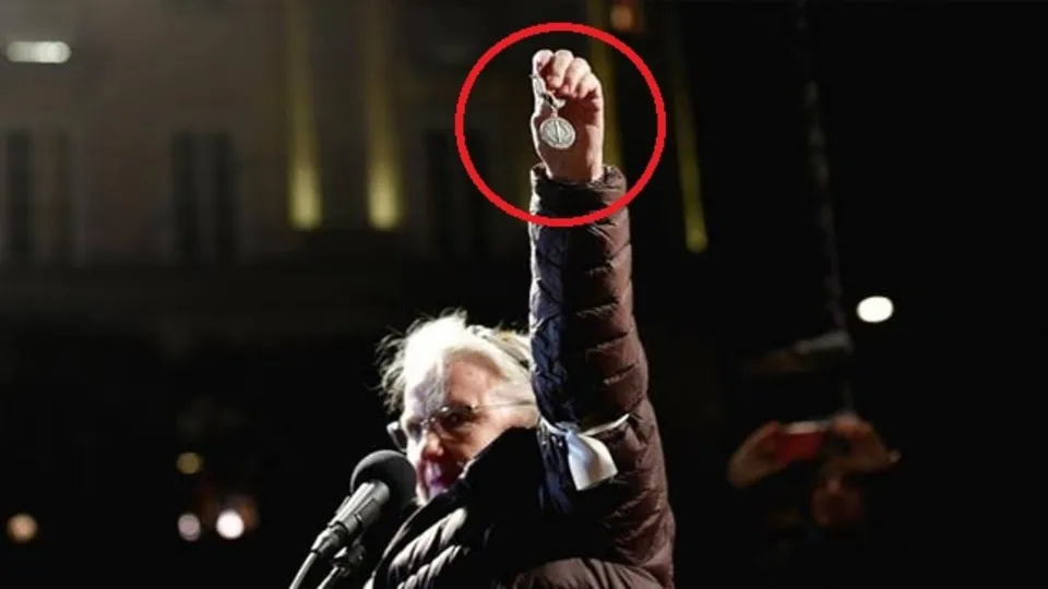 Tepkiler çığ gibi büyüyor! İsveçli gazeteci Nobel ödülünü iade edecek |Video