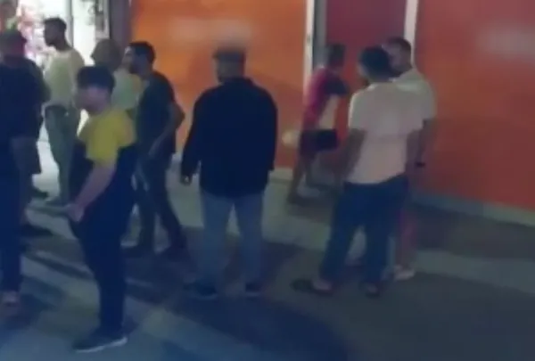 1690359885239.jpeg Eşinin gittiği masaj salonunu bastı ortalığı birbirine kattı: İçeride bir sürü adam köpükleniyor - 4