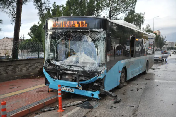 antalyada-ozel-halk-otobusu-kazasi-9-araca-carpti-5-yarali-1641978131091.jpg Antalya'da özel halk otobüsü kazası! 9 araca çarptı: 5 yaralı - 5