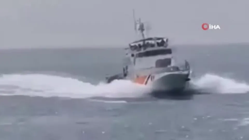 Türk Sahil Güvenlik botları Yunan botunu böyle kovaladı