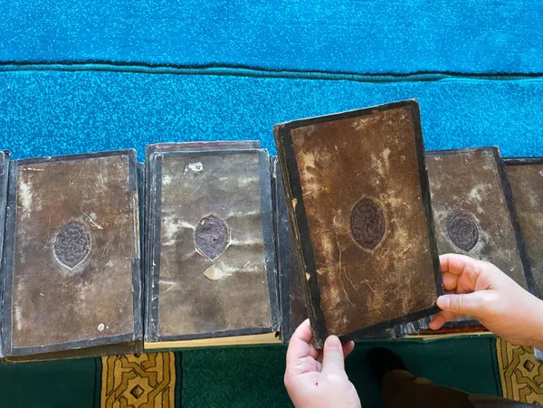 Tarihi caminin deposunda bulundu! 450 yıllık el yazması Kur'an-ı Kerim'de yazan not şaşkına çevirdi - 4