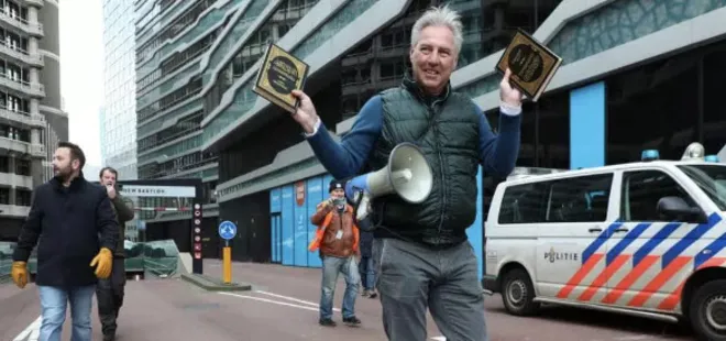 İsveç’teki Kur’an-ı Kerim yakma skandalının ardından bu kez de Hollanda’da Kur’an yırtıldı! Wagensveld daha önce Hz. Muhammed’e hakaret etmişti