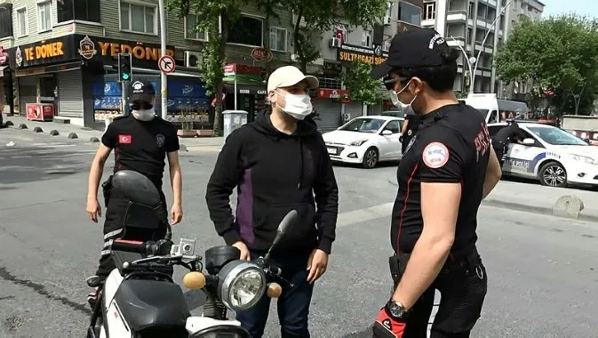 İstanbul’da izin kağıdı kontrol edilen vatandaş polisin üzerine yürüdü - 4