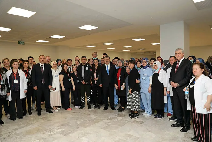 bakan-fahrettin-koca-sakaryada-saglik-calisanlariyla-iftar-yapti-1649961124003.jpg Bakan Fahrettin Koca, Sakarya’da sağlık çalışanlarıyla iftar yaptı - 4
