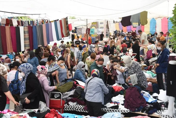Eskişehir’de halk pazarında sosyal mesafe unutuldu