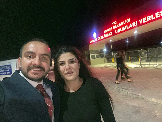 İşkenceci kocasını öldüren Melek İpek tahliye oldu! Tahliye kararını duyunca ne yaptı? Karar emsal olabilir mi? - 6