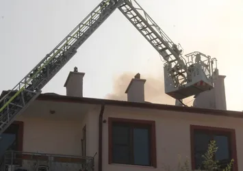 Konya'da 5 katlı binanın çatısında yangın