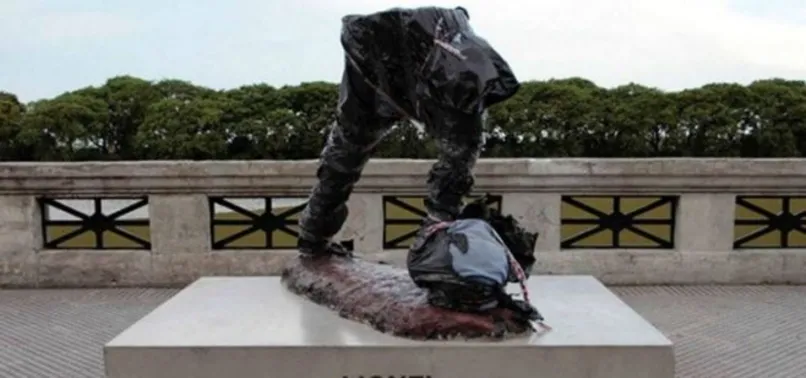 Messi'nin heykeline saldırı