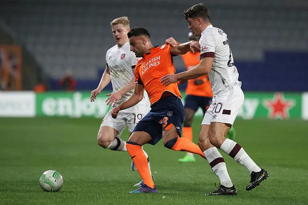 medipol-basaksehir-hearts-canli-anlatim-iste-ilk-11ler-mac-saat-kacta-hangi-kanalda-canli-1667495869097.jpg Başakşehir, Hearts'ı 3-1 yenerek gruptan lider çıktı (MAÇ SONUCU ÖZET)