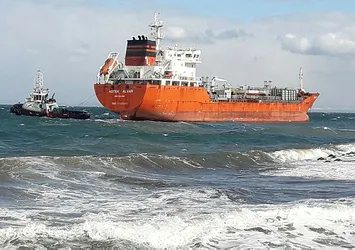 Yalova'da petrol tankeri karaya oturdu