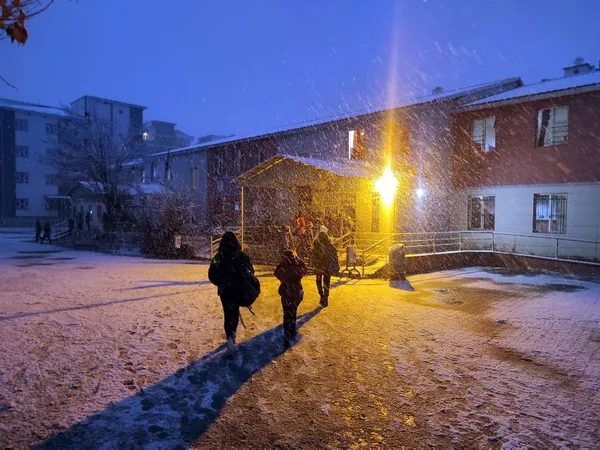 Van'da mevsimin ilk karı düştü! Beyaz şehri kapladı - 5