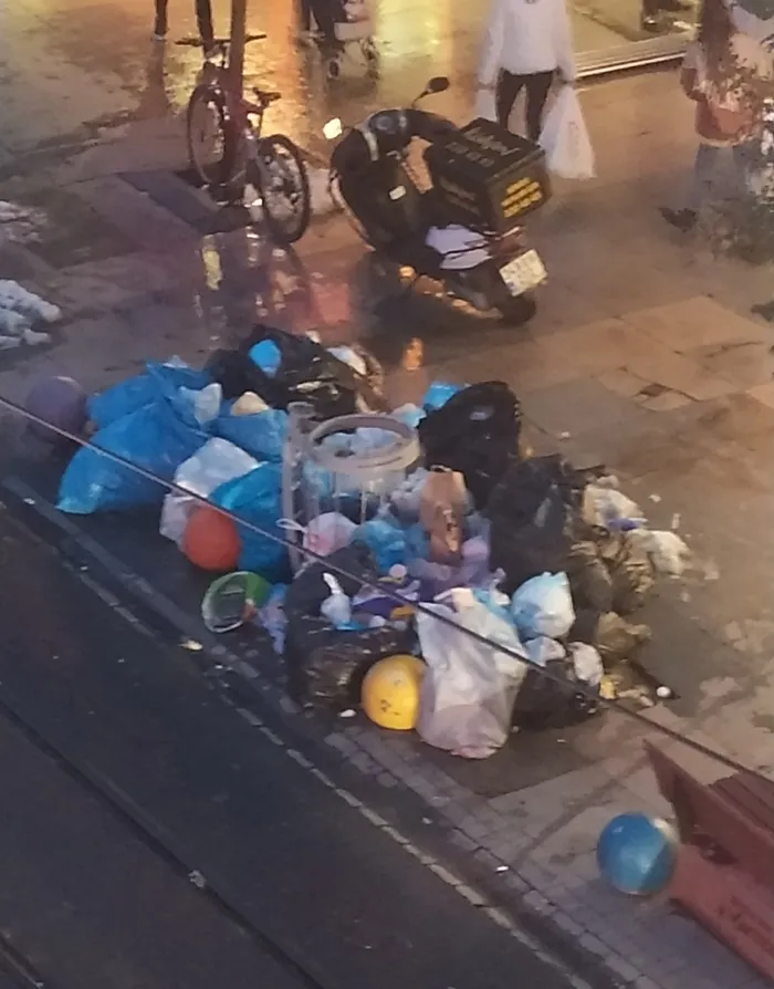 CHP’li Kadıköy Belediyesi işçileri grevde: Çöp dağları yükseliyor! Halkın kabusu oldu