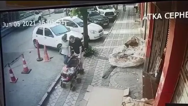 istanbulda-yere-dusen-parayi-almak-icin-bebekle-ilgileniyormus-gibi-yapip-1623139442278.jpg İstanbul’da yere düşen parayı almak için bebekle ilgileniyormuş gibi yapıp parayı aldı - 3