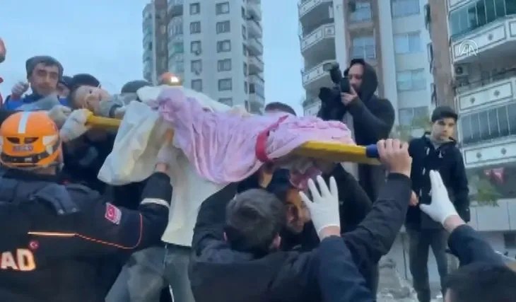 KAHRAMANMARAŞ'TA 7,4'LÜK DEPREM! Deprem bölgesinde kurtarma çalışmaları devam ediyor | İğne deliğinden çıkarıldılar