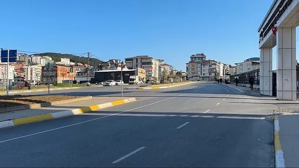 1710828028405.jpeg Karşıya geçmek isteyen 5 yaşındaki kıza araba çarptı metrelerce savruldu! O anlar kamerada - 1