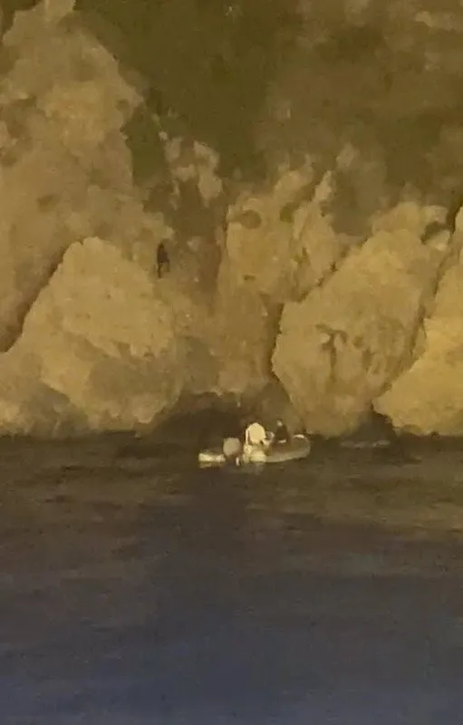 muglada-tekne-batti-kayip-2-cocuk-sag-bulundu-1755759862648.jpeg Kayıp çocukların bulunduğu kayalıklardan görüntü