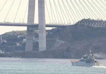 Rus savaş gemisi İstanbul Boğazı'ndan geçti
