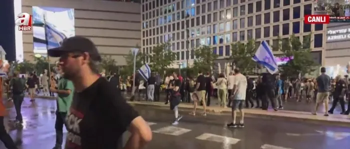 İsrail sokakları yeniden karıştı! Protestolarının göbeğinden canlı yayın | Netanyahu istifa eylemine polisten sert müdahale
