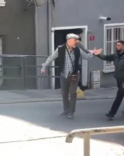 kadikoyde-surucu-ile-kagit-toplayicisi-arasinda-gerilim-tirmandi-bicakli-cekicli-tasli-kavga-1652869365976.jpg Kadıköy'de sürücü ile kağıt toplayıcısı arasında gerilim tırmandı: Bıçaklı, çekiçli, taşlı kavga - 2