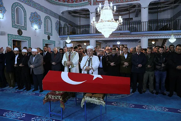 baskan-erdogan-sehit-polis-cihat-ermisin-babasi-ile-telefonda-gorustu-1696945189016.jpg Başkan Erdoğan şehit polis Cihat Ermiş’in babası ile telefonda görüştü - 8