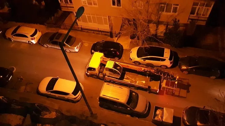 vinc-kiraladi-ellerinde-ciceklerle-6-kata-cikti-etilerde-eski-es-krizi-1595512304551.jpg Vinç kiraladı ellerinde çiçeklerle 6. kata çıktı! Etiler'de eski eş krizi - 1