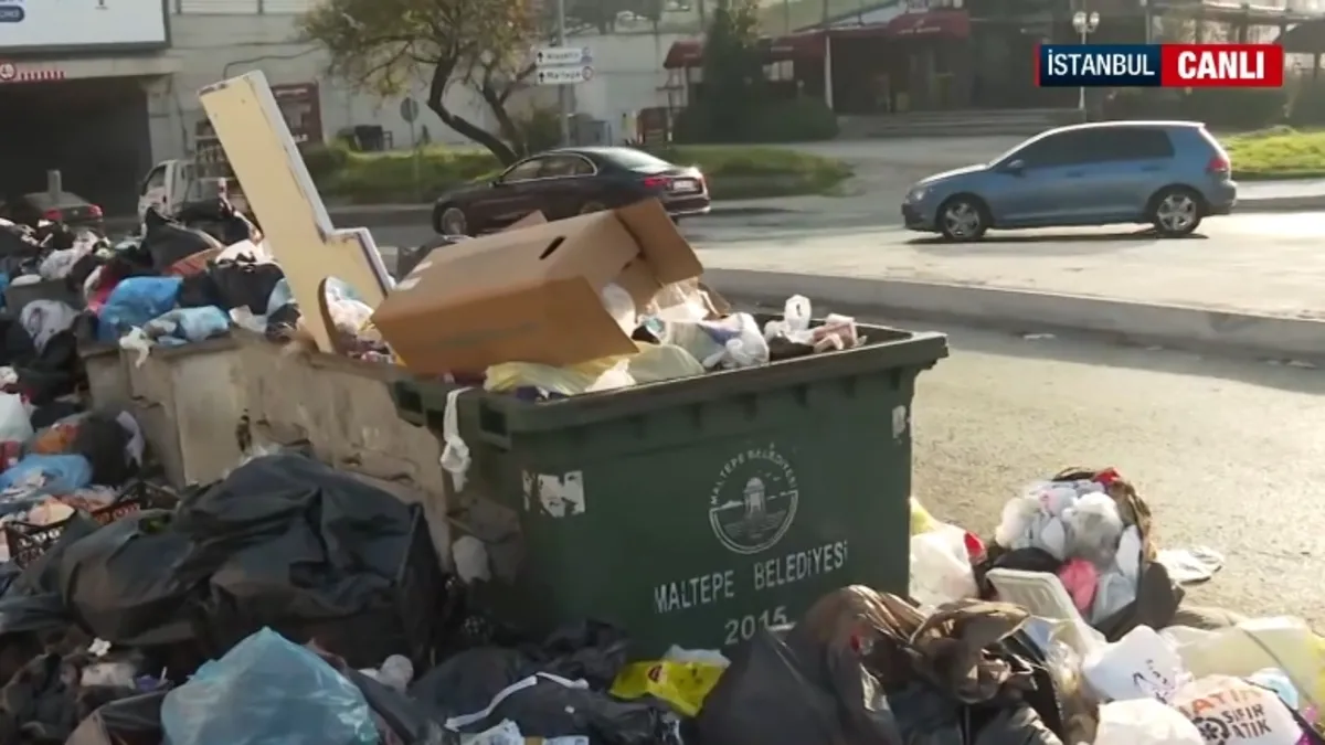 Maltepe’de işçileri iş bıraktı: İlçede çöp yığınları oluştu