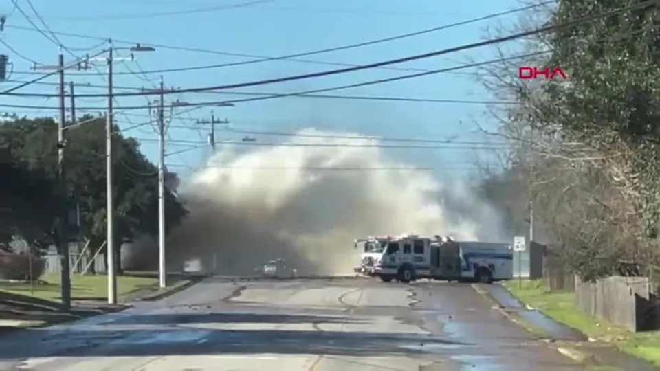 Dev su sızıntısı yolu trafiğe kapattı