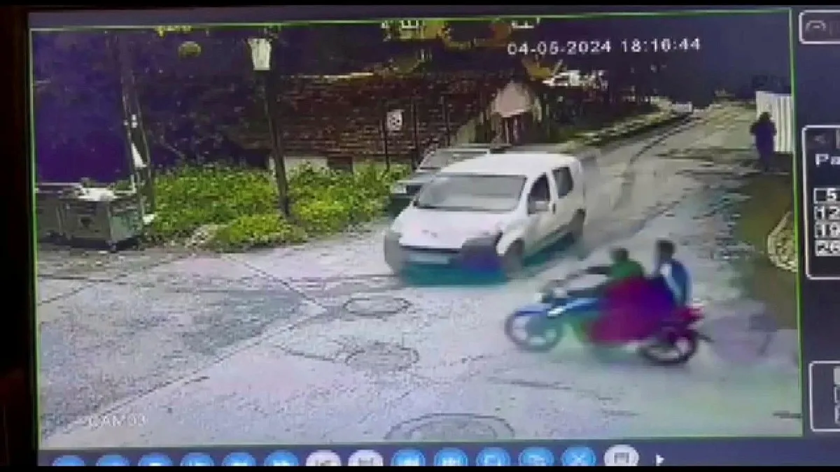 Hafif ticari araç vurdu! Motosikletteki 2 kişi havaya uçtu | Yer: İstanbul